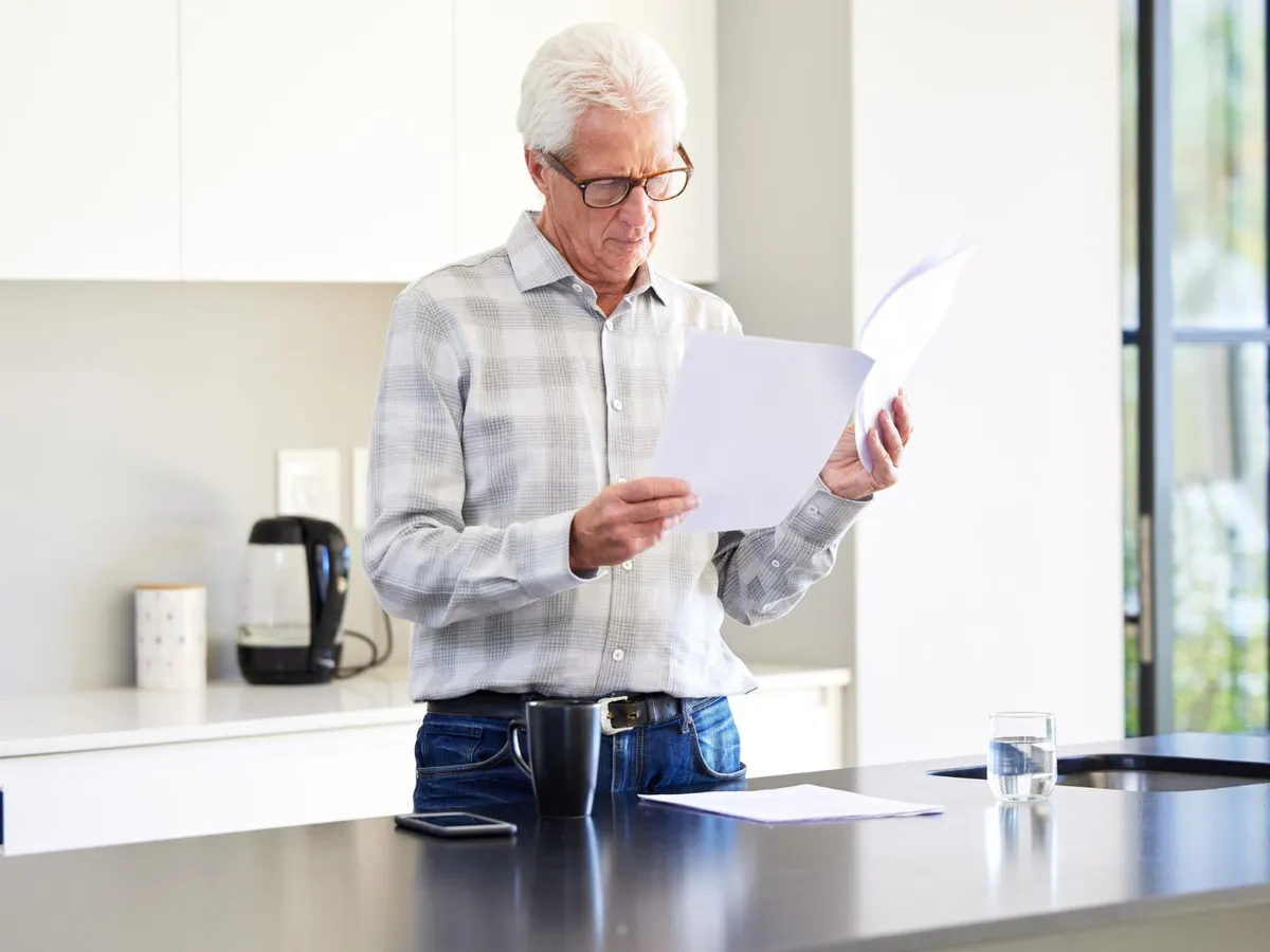 Pensionar cu documente Foto: Freepik (rol ilustrativ)