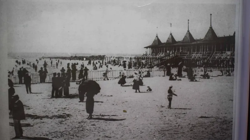 Cum arăta Mamaia la 1900. La fel „de fiță” ca acum. Cea mai scumpă cazare, 50% din salariul mediu - Foto: boemasiloisir.ro