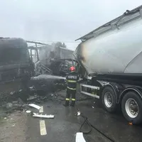 Incendiu. Un camion cu tuburi de metal s-a ciocnit cu o cisternă plină cu praf de ciment - Foto: ISU Bihor