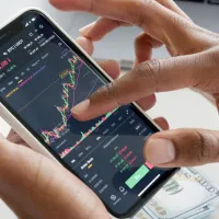 Indicele FTSE 100, al Bursei de la Londra, a crescut cu 1,5%. Este cea mai mare creştere a anului - Foto Pexels/Anna Nekrashevich
