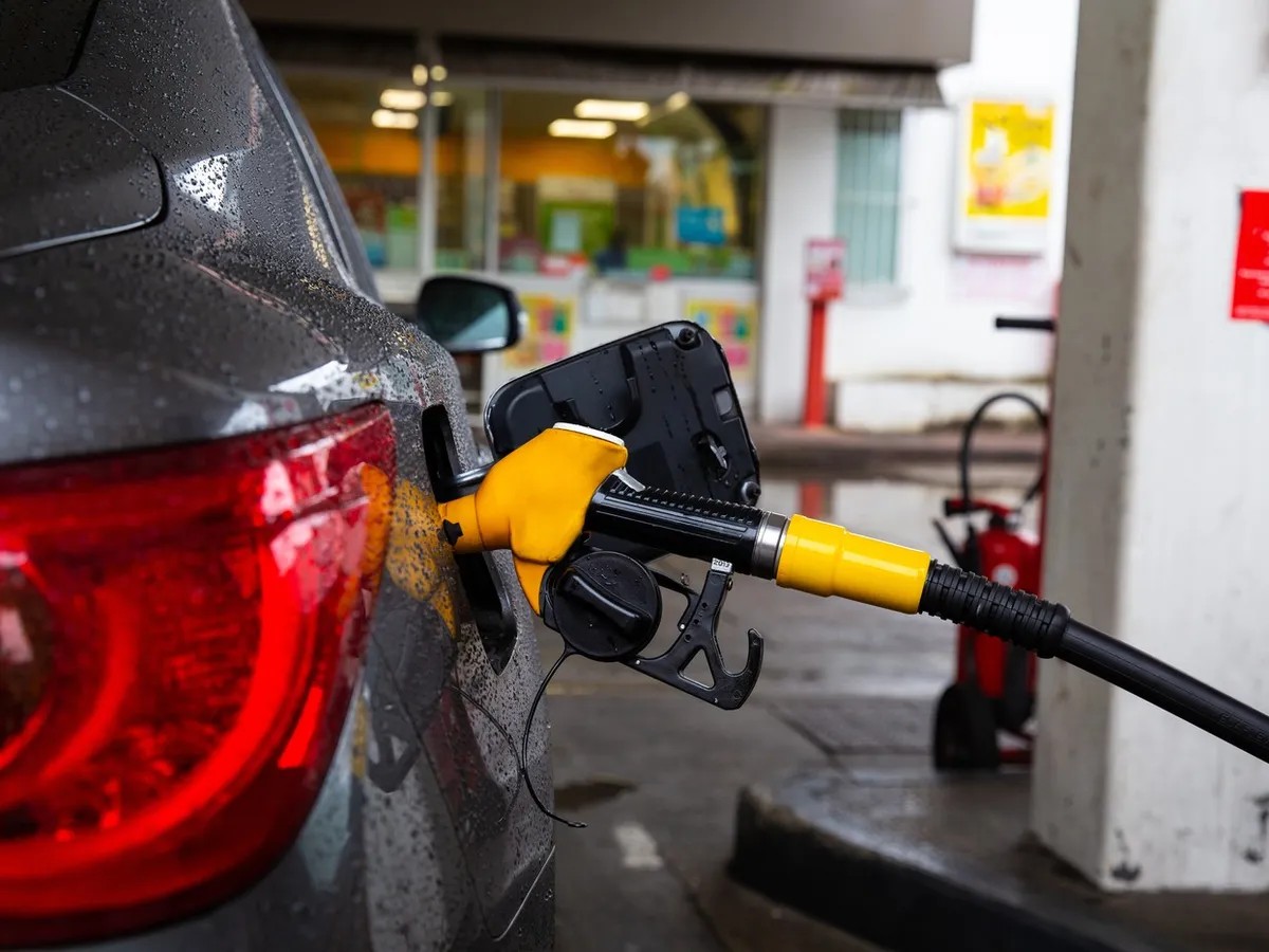 Decizie de ultim moment: Guvernul taie din nou prețul la motorină începând de marți. Ce se întâmplă cu benzina