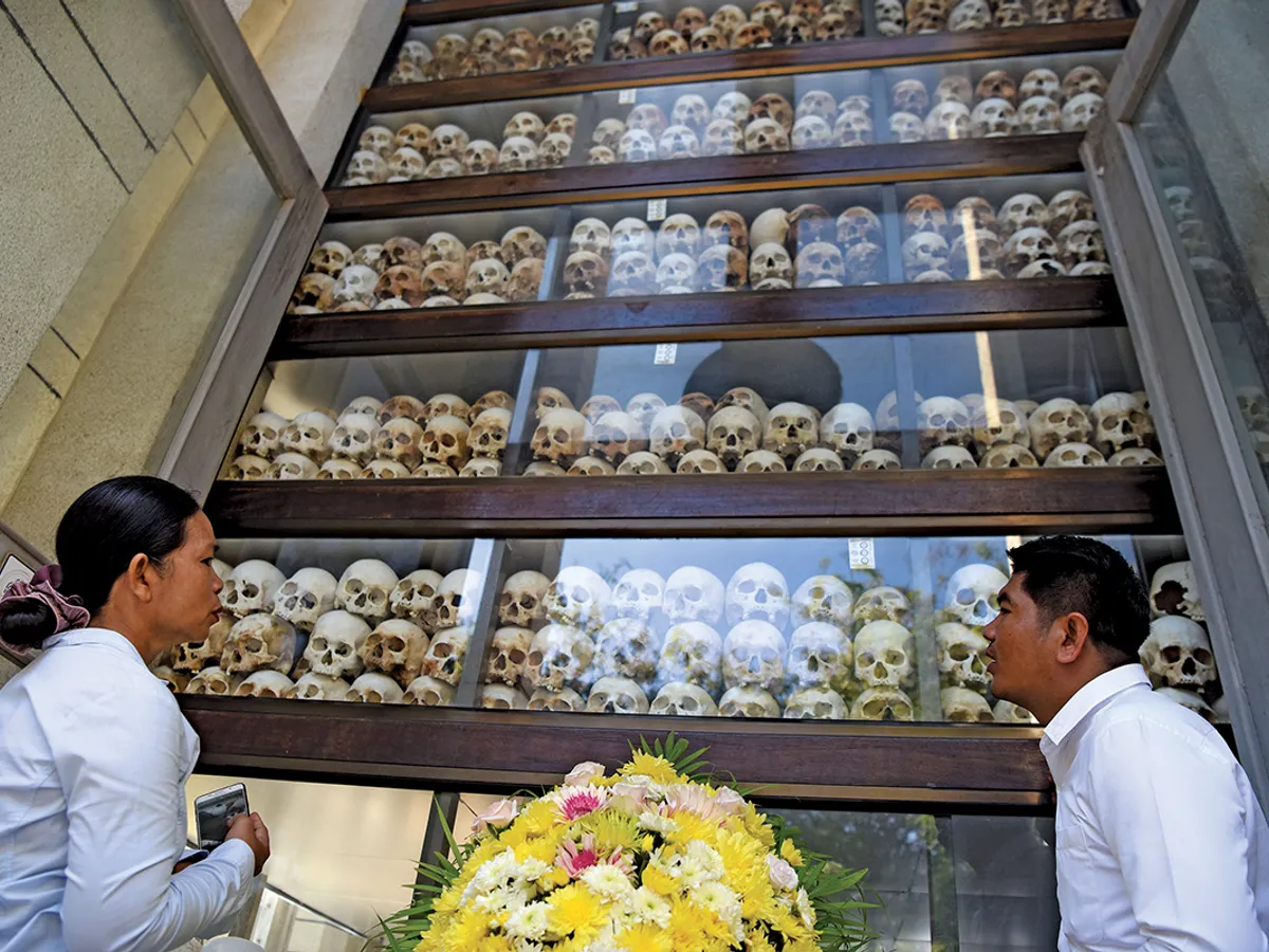 AMINTIRE SUMBRĂ Craniile dintr-o stupă la memorialul Choeung Ek Killing Fields din Phnom Penh. Fragmente de oase încă mai apar la suprafață pe câmpuri, în timpul musonului