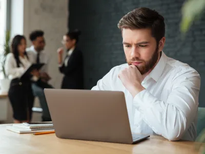 Un bărbat în fața unui laptop - Foto: freepik (rol ilustrativ)
