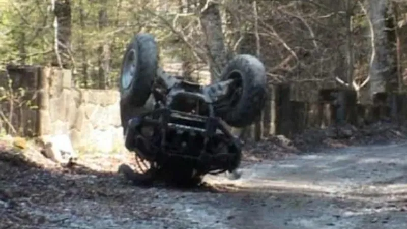 Un tânăr de 26 de ani, fără permis, a intrat cu ATV-ul într-un cap de pod. A murit. / Foto: Info Trafic 24, Facebook