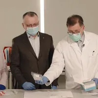 VIDEO Rafila și Cîmpeanu demonstrează cum se realizează un test de salivă la copii