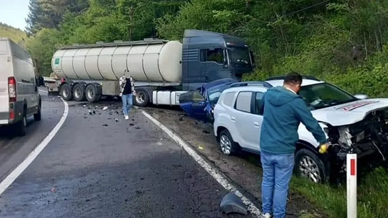 Două autoturisme, un SUV şi o cisternă s-au ciocnit pe DN 10, în Covasna - Foto: Info trafic