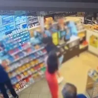 Angajatul unei benzinării, bătut de o fostă iubită și de soțul ei. L-au mușcat de braț - Foto: captură video