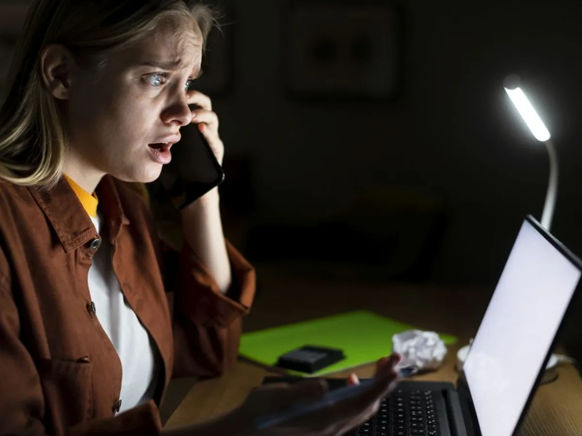 Femeie încercând îngrijorată să vorbească la telefon - Foto: Freepik/CC0