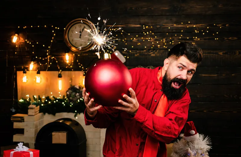 Bărbat care a aprins un glob - Foto: Freepik (Imagine cu rol ilustrativ)