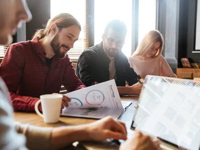 Persoane care analizează statistici - Foto: Freepik (rol ilustrativ)