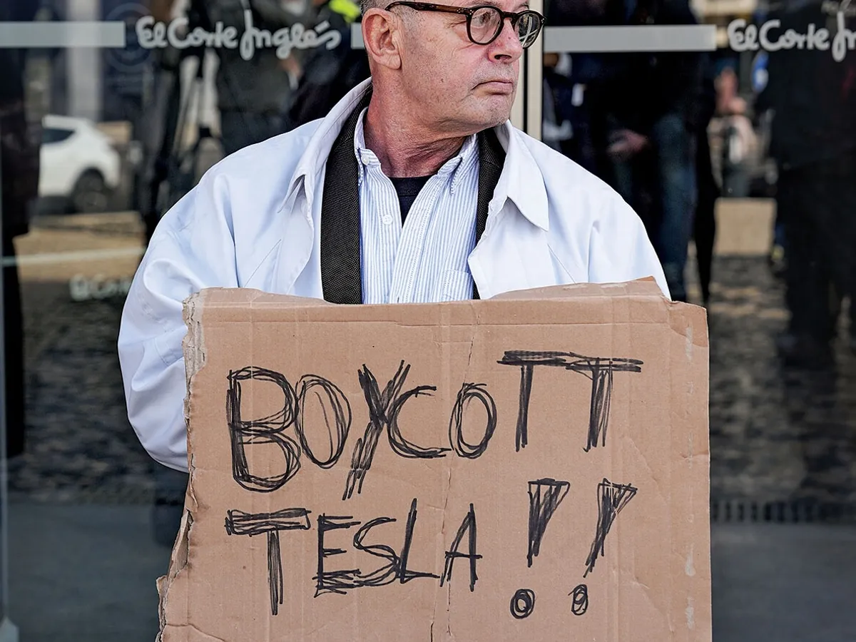 MESAJ CLAR Protestele împotriva Tesla au izbucnit în întreaga lume, inclusiv la Londra, Berlin și Lisabona, îndemnând la boicotarea companiei lui Musk