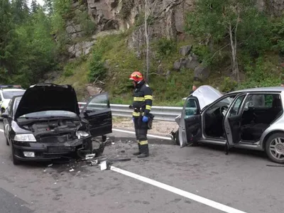 O șoferiță beată criță a intrat violent într-o mașină de pe contrasens. Trei răniți grav - Foto: ISU Cluj