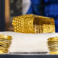 Coiful de la Coţofeneşti şi două dintre brăţări - Foto: INQUAM PHOTOS/Vincent Jannink