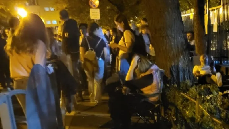 Părinții au stat la coada pentru a prinde un loc la programul "Şcoala după şcoală". Nemulțumiți Foto: Antena3 captură video