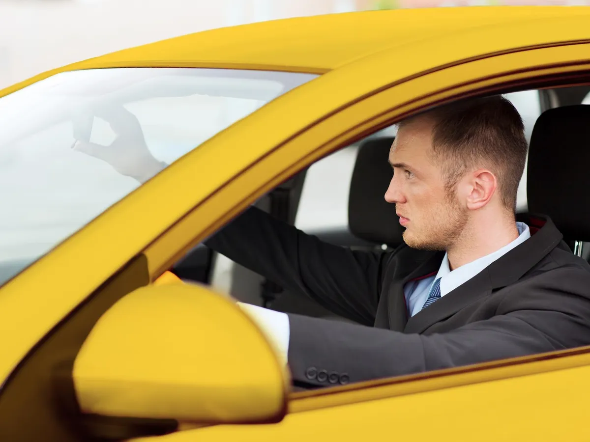 Bărbat care se află volanul unui taxi - Foto: Freepik (imagine cu rol ilustrativ)