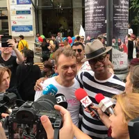 Romanul Adrian Coman si sotul sau, americanul Clai Hamilton, la Pride, in Bucuresti. FOTO: Facebook Si noi suntem familie
