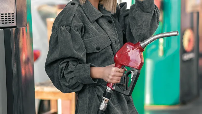 Mulți șoferi nu știu să facă corect plinul de carburant. De ce să nu forțezi după ce sare pistolul? - Foto: pexels.com/m fooladi - Imagine cu rol ilustrativ