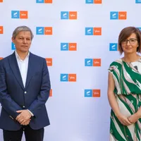 Medicul Ioana Mihăilă, candidatul USR PLUS la primăria Oradea, alături de Dacian Cioloș Foto: Facebook