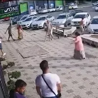Două femei au intervenit într-o răfuială cu bâte, săbii și bolovani Foto: captura video bacau.net