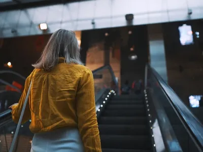 Femei pe scări rulante: Shutterstock (imagine cu rol ilustrativ)