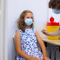 Germania, printre primele ţări care recomandă o doză booster anti-COVID pentru copiii de 12-17 ani. / Foto: euronews.com