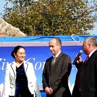 Ioana Panagoret, in centrul imaginii, cu sacou alb, la o ceremonie in comuna Contesti, Teleorman Foto: Captură youtube