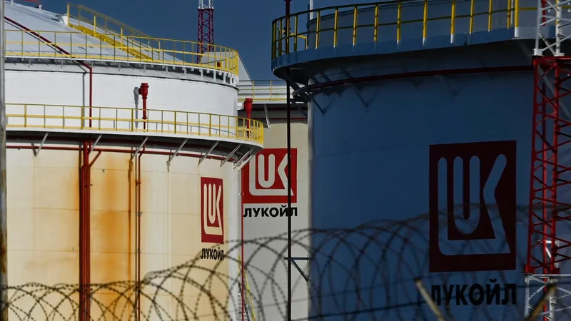 Țara prietenă a României a pus STOP importului de petrol din Rusia. Activitatea Lukoil, blocată - Foto: Profimedia images