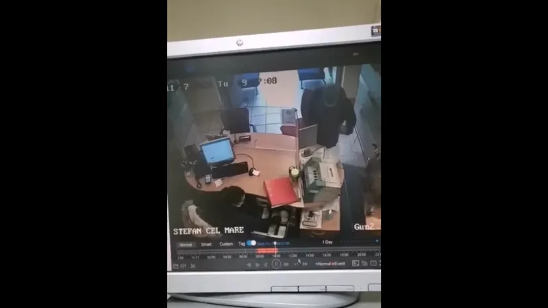 Camerele de supraveghere ale băncii din sectorul 2 al Capitalei au surprins momentul jafului de 10.000 de lei/FOTO: Facebook(captură)