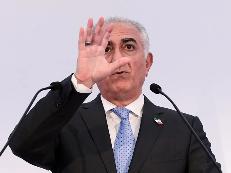 Reza Pahlavii, în conferinţă de presă, astăzi - Foto: Profimedia Images