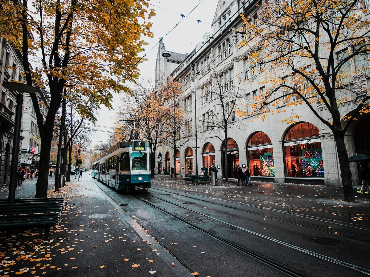 Extrema dreaptă câștigă în țara unde își țin bogații Europei averile - Foto: Pexels/ H.Embre