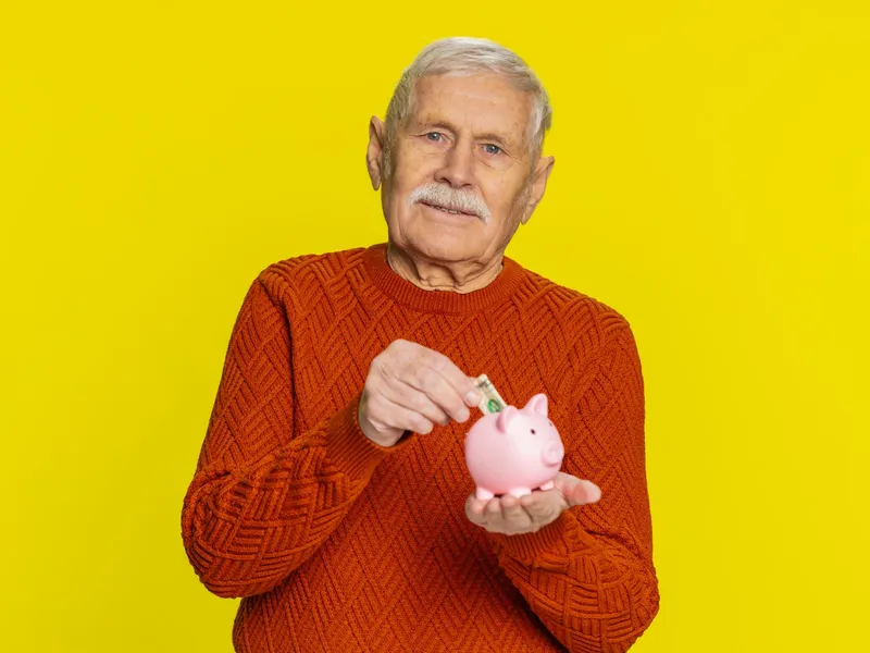 Foto: Pensionarul a depus o cerere prin care și-a crescut venitul cu 300 lei dintr-un foc Sursa: Freepik