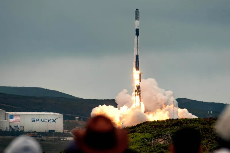 Racheta Space X sateliți