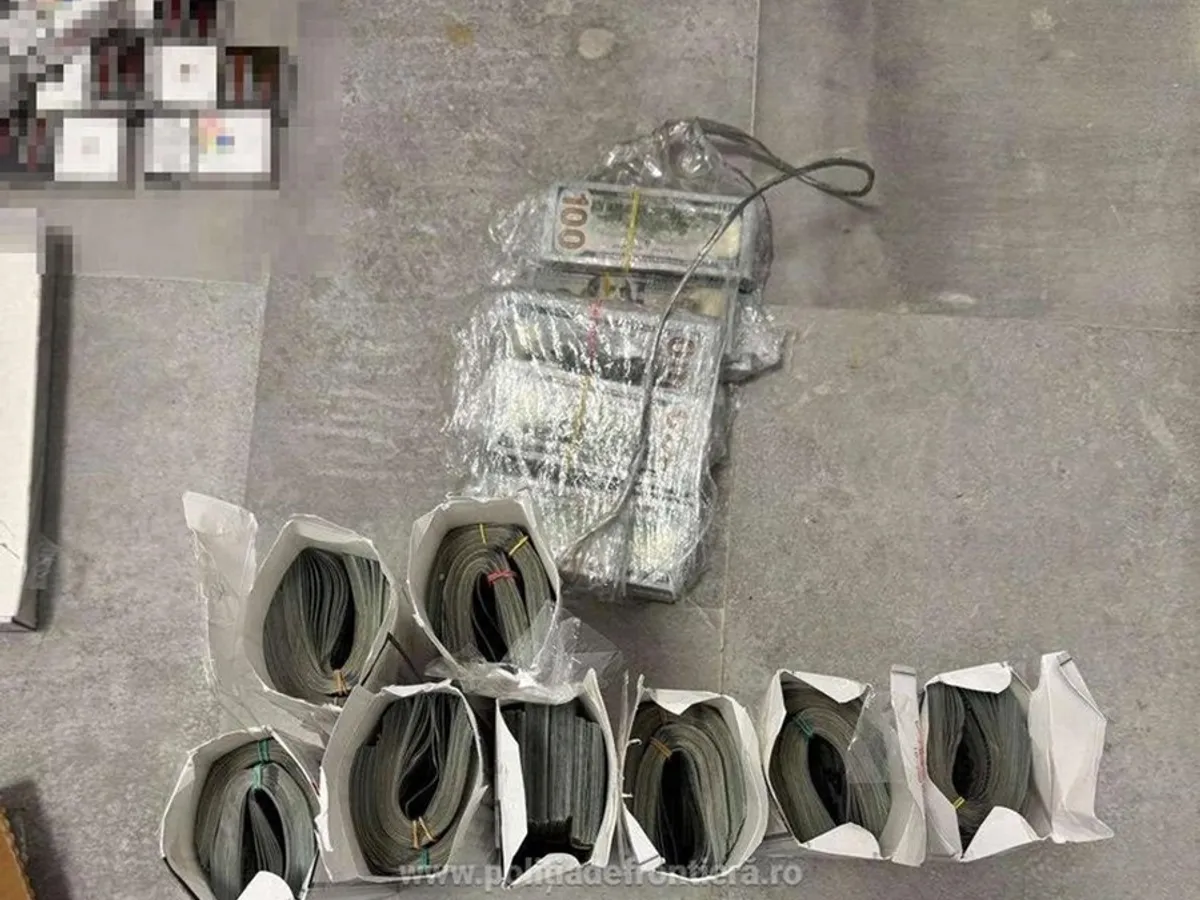 Un bărbat a încercat să intre în România cu 580.000 de dolari, ascunși în cartușe de țigări - Foto: Politia de frontieră
