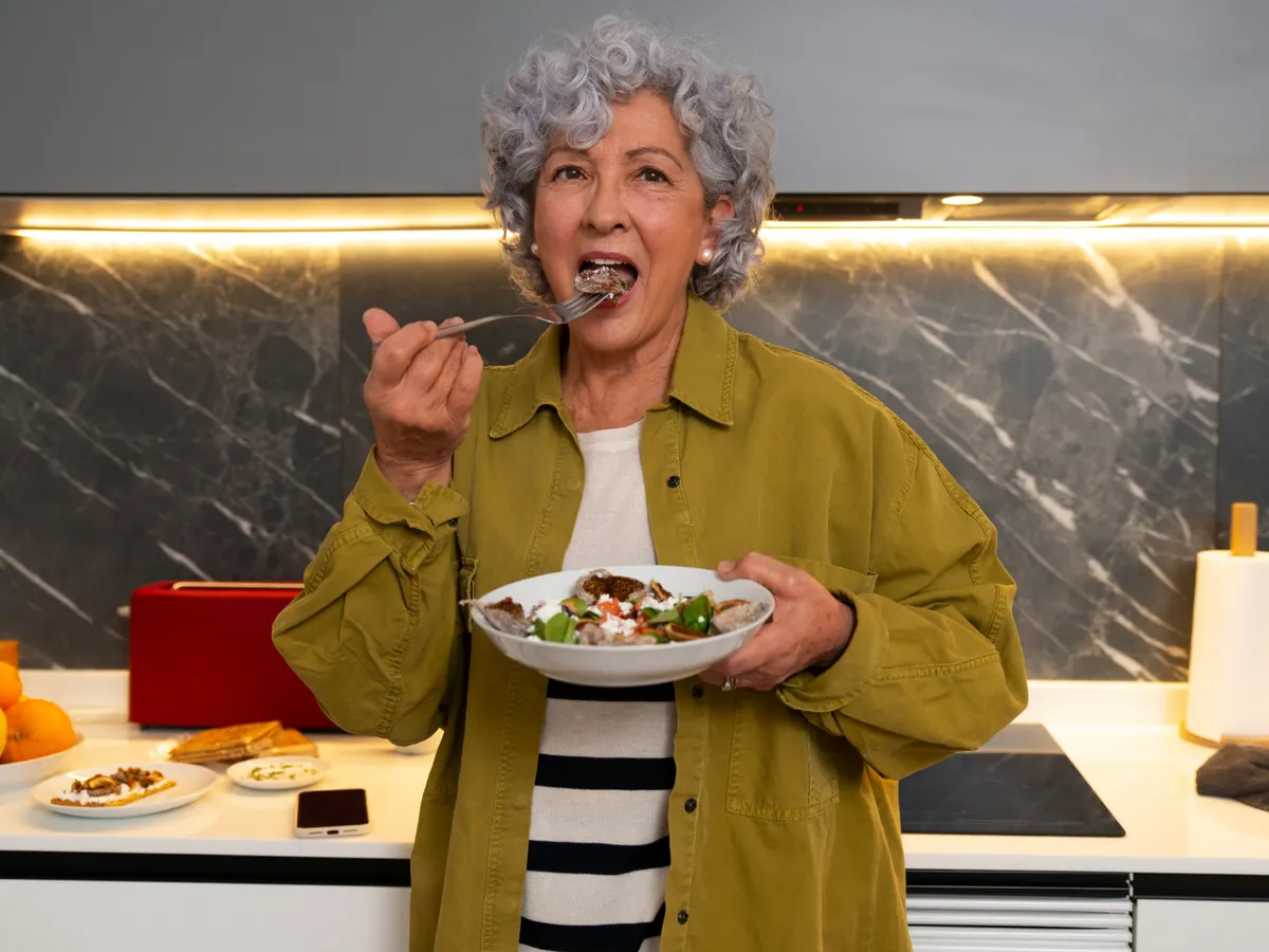 Pensionară mâncând la pensie - Foto: Freepik