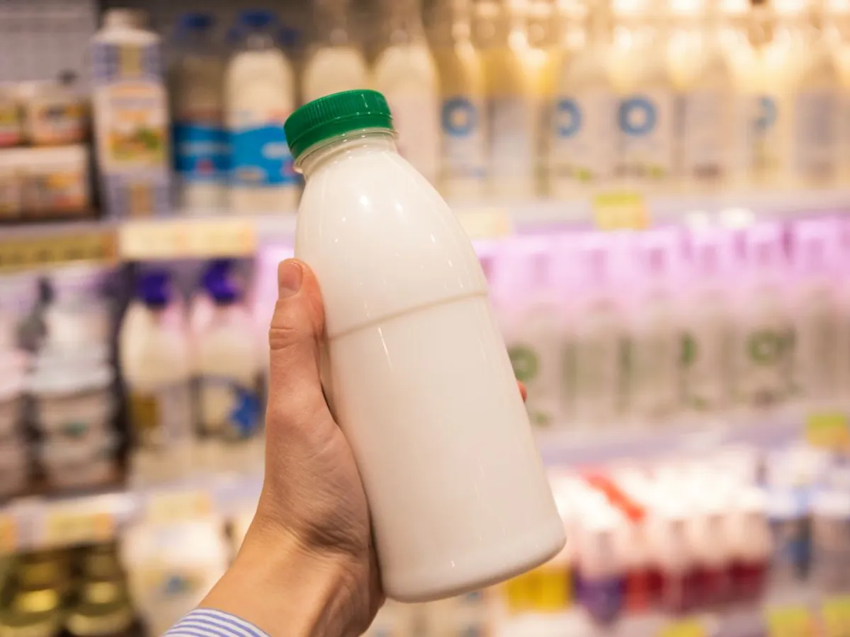 Pet cu iaurt pe fundalul a diferite produse lactate, la raft, în magazin - Foto: Magnific.com/atlascompany