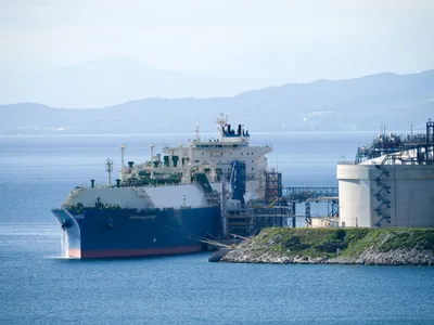Nava cargo Maran Gas Antibes, sub pavilion egiptean, descarcă gaz natural lichefiat, în Terminalul Revithoussa - Foto: Profimedia Images