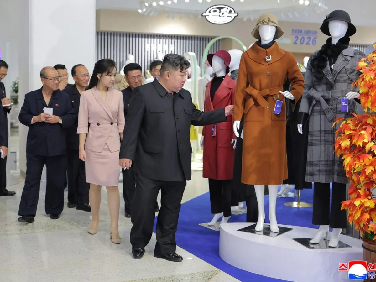 Kim Jong Un și fiica lui, Kim Ju Ae, vizitează o expoziție cu articole de îmbrăcăminte și încălțăminte, la Phenian - Foto: Profimedia Images