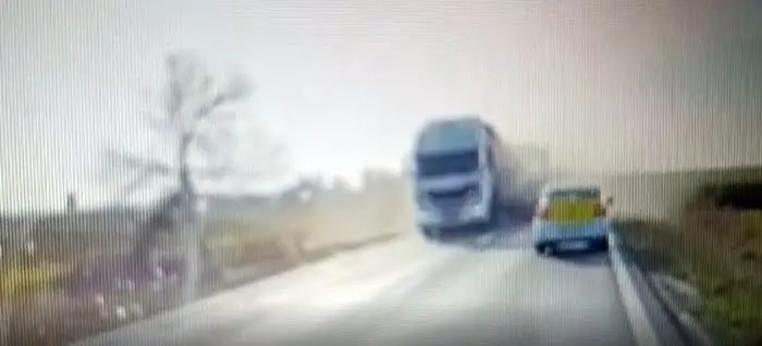 Incident șocant în Teleorman: 2 șoferi de tir, ar fi strivit intenționat un bătrân dintr-o dubă. Captură video