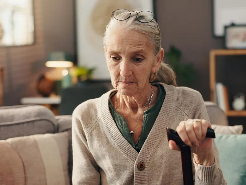 Pensionar care are o pensie mică - Foto: Freepik