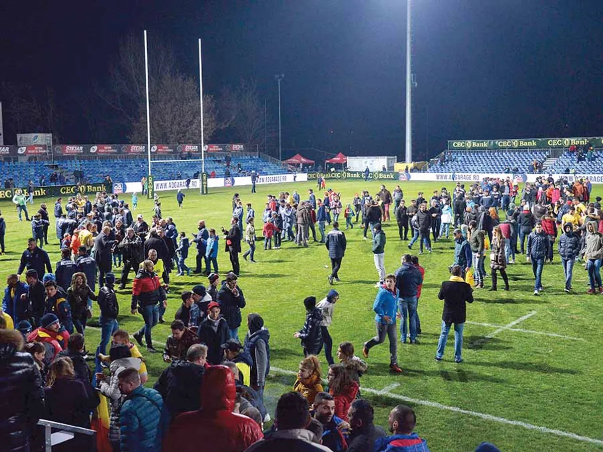 Spectatori și jucători pe stadionul Arcul de Triumf, după victoria României în fața SUA (23-10), în noiembrie 2016