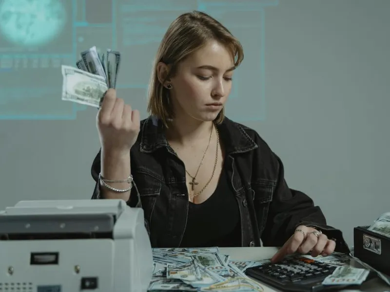 Cum poate face statul economie de 48 de miliarde de lei? Doar la clienții politici merg 16 miliarde - Foto: Pexels/Tima Miroshnichenko
