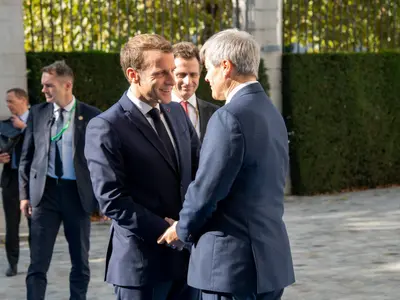 Dacian Cioloș și susținătorul său, președintele Franței, Emanuel Macron Foto: Facebook