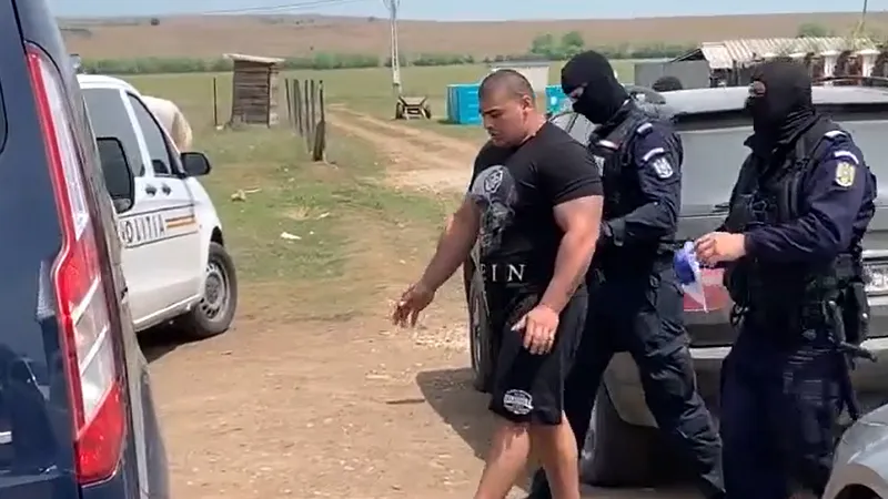 Mmebrii clanuui Capră erau deosebit de violenți. Confiscau victimelor alocațiile pentru copii, ajutoarele sociale și le emenințau cu bătaia și violul Foto: captură Ziar Piatra Neamț