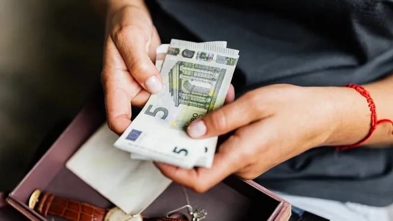 Cu cât va crește salariul minim de la 1 iulie Foto: Freepik.com - rol ilustrativ