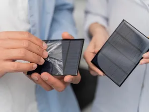 Cum transformăm telefoanele mobile în panouri fotovoltaice - Foto: Freepik (cu rol ilustrativ)