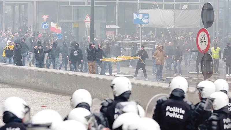 Marile  transformări sociale induc o stare de stres în societate, care generează proteste și îi fac pe oameni să opereze cu prejudecăți și emoții