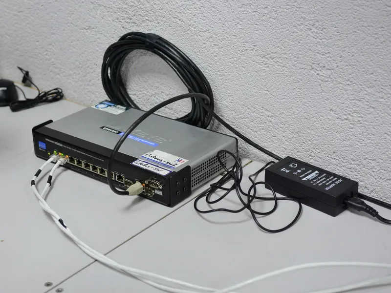 Un banal router care, atunci când este scos din uz nu este ”curățat” de datele pe care le conține, poate genera breșe masive de securitate cibernetică - Foto: Profimedia Images