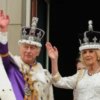 Regele Charles al III-lea și regina Camilla salută mulțimea de la balcon Foto: Profimedia Images