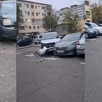 O mașină de gunoi a avariat șapte autovehicule parcate dintr-o lovitură într-o parcare din Târgoviște. / Foto: tvpartener.ro