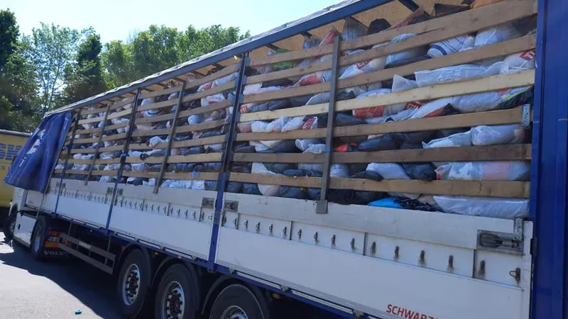 Peste 37 de tone de deşeuri aduse din Bulgaria, oprite la graniță de Garda de Mediu Giurgiu/FOTO: Facebook/Garda de mediu
